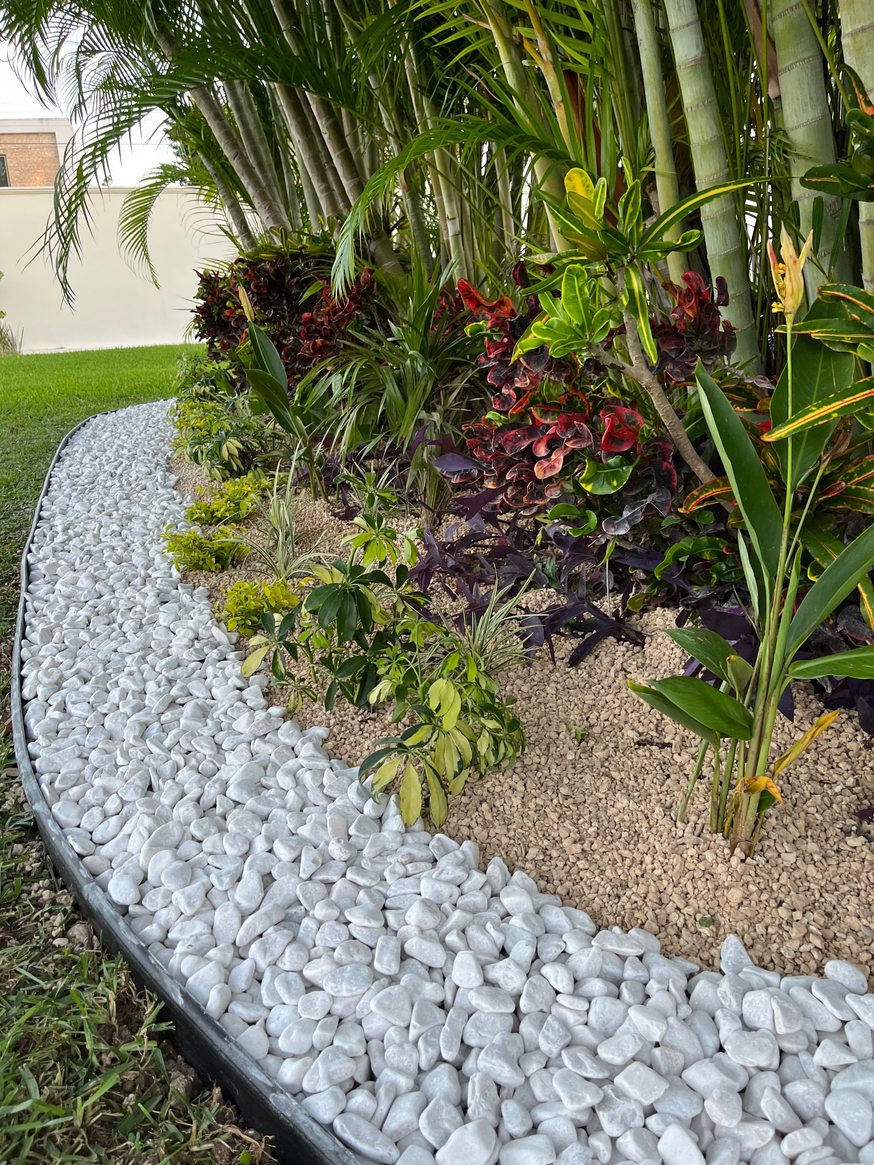 Sustratos piedras y huellas de jardín