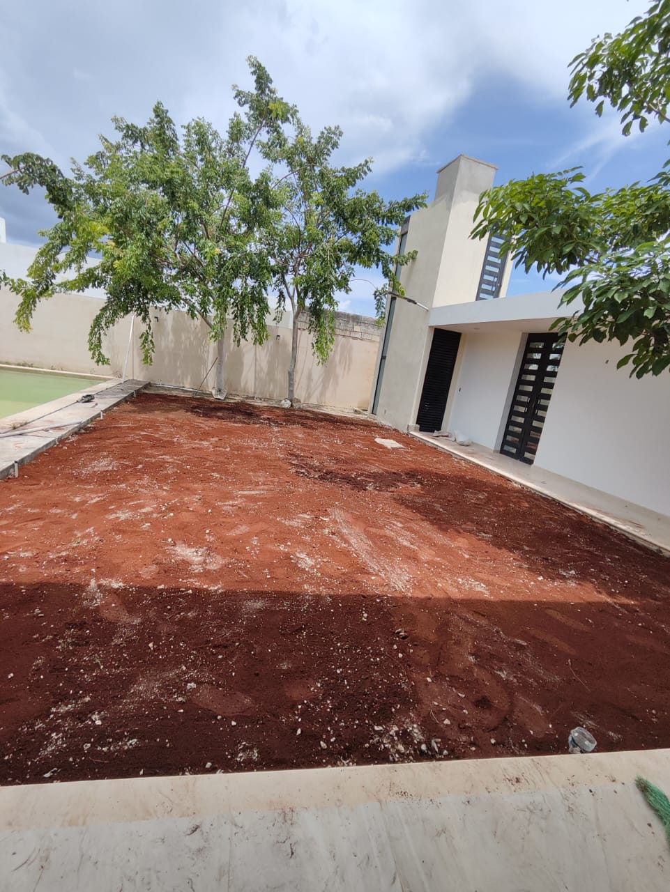Costal de tierra negra para jardín y plantas.
